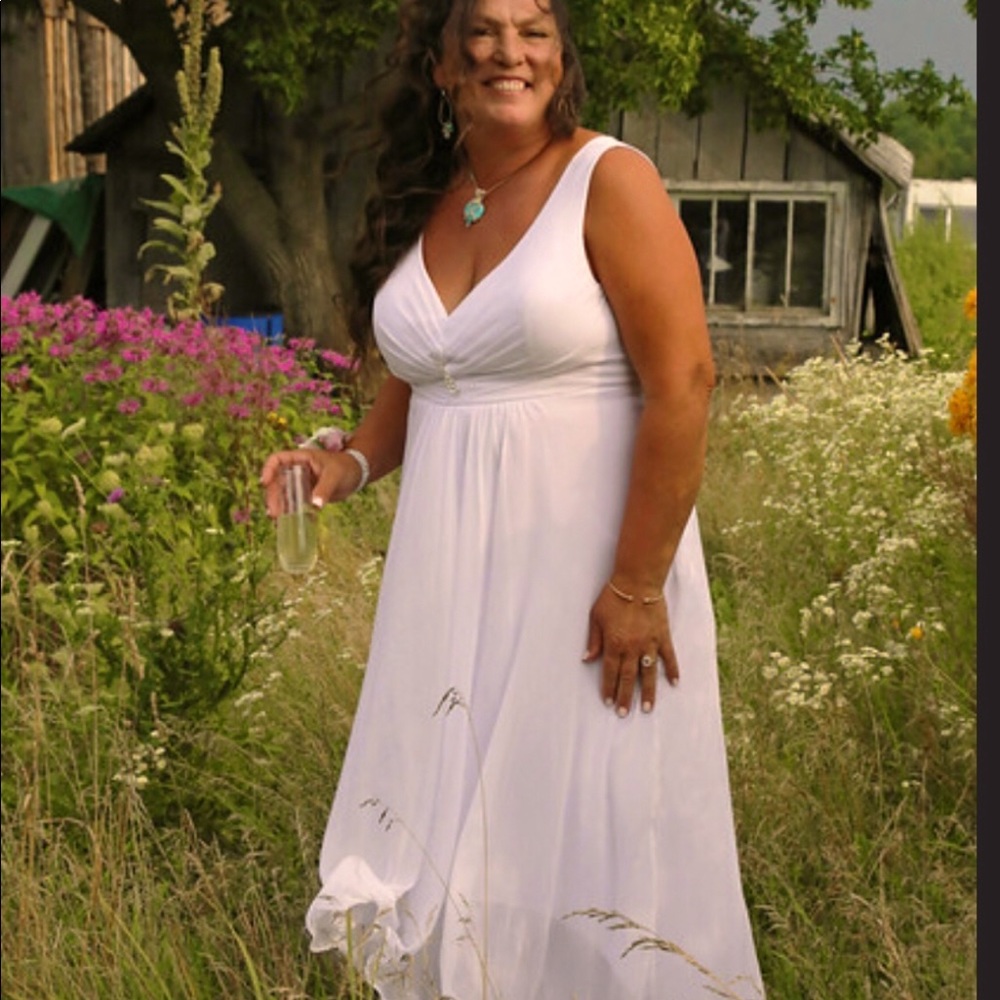 A beautiful chiffon style dress. Pure white a flowing train